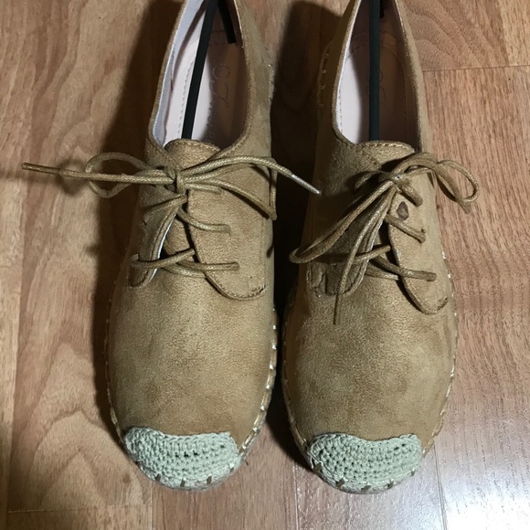 Tan Expo Oxford Shoes brand new in box! Small spot - Picture 2 of 6